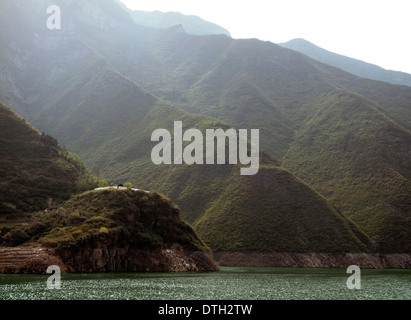 nebligen Wasser Landschaft entlang des Yangtze-Flusses in China einschließlich bewachsenen Berge und Hügel Stockfoto