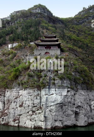 am Wasser Landschaft entlang des Flusses Yangtze in China einschließlich eines historischen befestigten Gebäudes Stockfoto