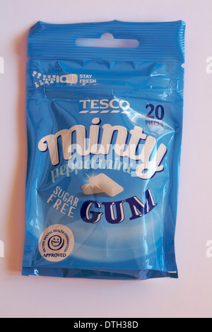 Beutel mit Tesco Minty Pfefferminz zuckerfreiem Gummi isoliert auf Weißer Hintergrund Stockfoto