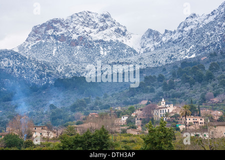 Dorf Biniaraix und Puig Major, Tramuntana-Gebirge, nach einem Winter Schneefall. Sóller-Bereich. Mallorca, Balearen, Spanien Stockfoto