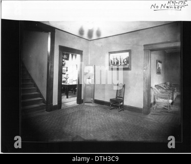 Ein Innenfoto des Phi Delta Theta Hauses zeigt die Atmosphäre der Möbel und Studentenorganisation. Dieses Bild zeigt das typische Layout und die Einrichtung des Hauses und repräsentiert die Kollegialkultur der Brüderschaften und Schwestern an der Miami University. Stockfoto