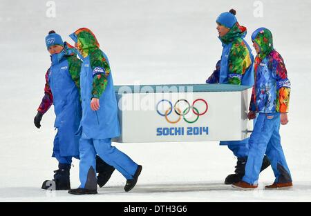 Krasnaja Poljana, Russland. 18. Februar 2014. Arbeiter tragen das Podium für die Flower-Zeremonie für die nordischen kombiniert individuelle LH / 10 km Wettbewerb in RusSki Gorki Jumping Center im Sochi 2014 Olympische Spiele, Krasnaya Polyana, Russland, 18. Februar 2014. Foto: Daniel Karmann/Dpa/Alamy Live News Stockfoto