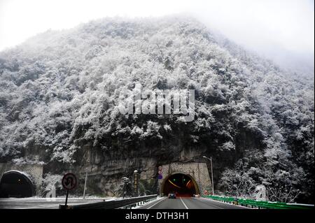 Wuhan, China. 18. Februar 2014. Foto aufgenommen am 18. Februar 2014 zeigt Bäume über einen Tunnel auf der Huyu Autobahn bedeckt mit Eis und Schnee in Zentral-China Hubei Provinz. Viele Teile von Hubei erlebt starken Schneefall von Montagabend bis Dienstag, die verheerende Verwüstung auf Verkehr und Kulturen. Bildnachweis: Hao Tongqian/Xinhua/Alamy Live-Nachrichten Stockfoto