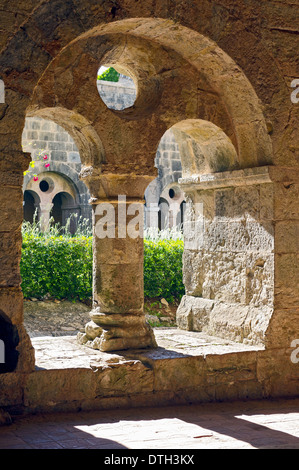 Europa, Frankreich, Var, Le Thoronet, Zisterzienserabtei. Der Kreuzgang. Stockfoto