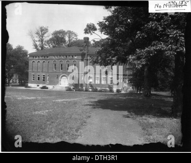 Dieses historische Foto zeigt das Herron Gymnasium an der Miami University, das um 1930 aus dem Südwesten aufgenommen wurde. Das Gebäude, ein ikonisches Gebäude, steht im Zentrum der Geschichte der Universität und repräsentiert den architektonischen Stil der Ära in Ohio. Stockfoto
