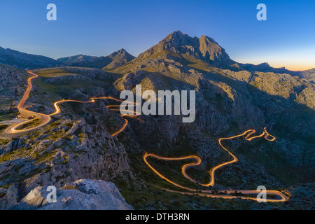 La Calobra Straßen- und Tramuntana-Berge bei Mondschein beleuchtet. Ampel-Spuren. Langzeitbelichtung. Mallorca, Balearen, Spanien Stockfoto