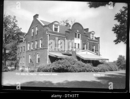 Dieses Foto zeigt das Phi Delta Theta Haus 1950 an der Miami University, Oxford, Ohio. Es ist Teil der Geschichte der Universität und spiegelt das Studentenleben der Zeit und die Bedeutung von Brüderschaften und Schwesternschaften in der damaligen Campus-Kultur wider. Stockfoto