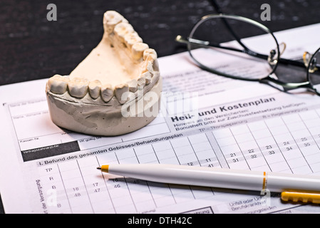 Behandlungs- und Kostenplan für Zahnersatz. Stockfoto