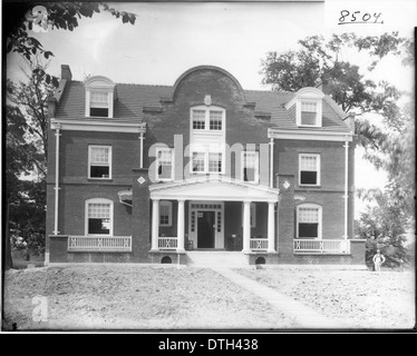 Die Fotografie des Phi Delta Theta-Hauses an der Miami University aus dem Jahr 1908 zeigt die historische Residenz der Bruderschaft in Oxford, Ohio. Sie ist ein Zeugnis der langen Geschichte und architektonischen Bedeutung der Studentenorganisation. Stockfoto