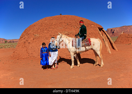 Navajo Ureinwohner, Navajo-Hogan, traditionelles Haus, Monument Valley, Utah, USA Stockfoto