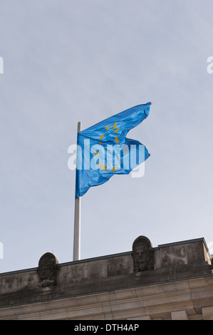 Schimmernde azurblaue blaue Flagge der Europäischen Gemeinschaft gegen Himmel winken Stockfoto