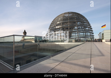 Blick auf die Spirale Kuppelumgang Glas und Spiegel über dem Plenarsaal des Parlaments am Reichstag in Berlin diskutieren Stockfoto