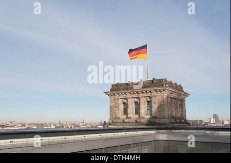 Ecke Turm des Reichstagsgebäudes mit Flagge stehend gegen Skyline blauen Himmel Stockfoto