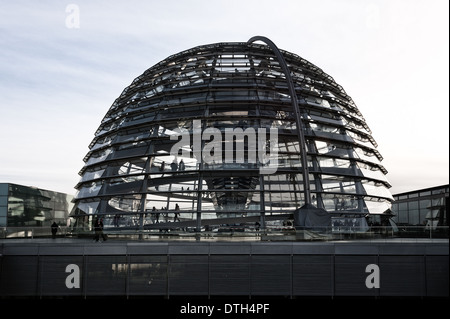 Blick auf die Spirale Kuppelumgang Glas und Spiegel über dem Plenarsaal des Parlaments am Reichstag in Berlin diskutieren Stockfoto