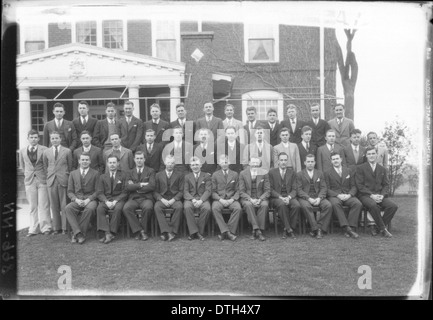 Ein historisches Gruppenporträt von Mitgliedern der Familie Phi Delta Theta, die vor ihrem Haus in Oxford, Ohio, stehen. Das Bild zeigt die Kameradschaft und das Studentenleben der damaligen Zeit und zeigt eine bedeutende Studentenorganisation an der Miami University. Stockfoto
