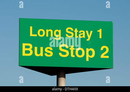 Längeren Aufenthalt Parkplatz Bus Stop-Schild, Flughafen Birmingham, UK Stockfoto