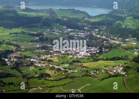 Luftaufnahme eines Dorfes auf den Azoren in Portugal Stockfoto