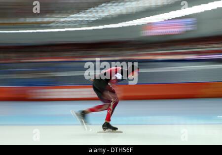 Sotschi, Russland. 18. Februar 2014. Moritz Geisreiter Deutschlands in Aktion während der Männer 10000 m Eisschnelllauf Veranstaltung in der Adler-Arena bei den Sochi 2014 Olympischen Spielen, Sotschi, Russland, 18. Februar 2014. Foto: Christian Charisius/Dpa/Alamy Live News Stockfoto