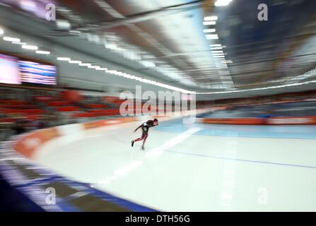 Sotschi, Russland. 18. Februar 2014. Moritz Geisreiter Deutschlands in Aktion während der Männer 10000 m Eisschnelllauf Veranstaltung in der Adler-Arena bei den Sochi 2014 Olympischen Spielen, Sotschi, Russland, 18. Februar 2014. Foto: Christian Charisius/Dpa/Alamy Live News Stockfoto