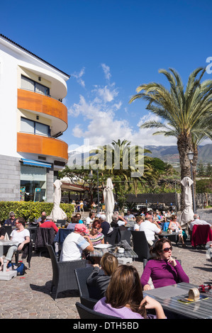 Bei einem Outdoor-Restaurant, Café, Bar, in Playa San Juan, Teneriffa, Kanarische Inseln, Spanien. Stockfoto