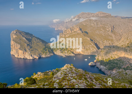 Nordwestküste Mallorcas. Torrent de Pareis Bucht, Morro de sa Vaca Rock und Tramuntana-Gebirge. Balearen, Spanien Stockfoto