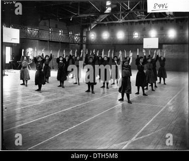 Eine Fotografie von 1908 von Frauen, die im Herron Gymnasium an der Miami University Calisthenics durchführen, zeigt den Fokus des frühen 20. Jahrhunderts auf Sportunterricht für Frauen und veranschaulicht die Entwicklung der Fitness und Bildung von Frauen. Stockfoto
