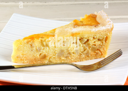 Ein Stück Pastiera, die ursprüngliche Osterkuchen aus Neapel in Italien, serviert auf einem weißem Porzellan Teller über einen hölzernen Hintergrund. Stockfoto