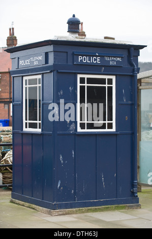 Blaue Polizei Telefonzelle am Hafen von Scarborough North Yorkshire England UK Stockfoto