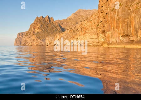 Mallorcas Nordwestküste bei Sonnenuntergang aus dem Meer gesehen. Morro des Bordills Kap. Escorca und Umgebung, Balearen, Spanien Stockfoto