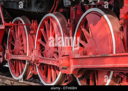Nahaufnahme von roten Eisenbahnrädern Stockfoto