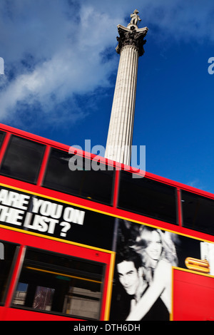 Ein roter Londoner Bus geht die Nelsonsäule am Trafalgar Square, London, England. Stockfoto