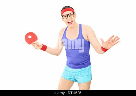 Junger Mann in Sportbekleidung Tischtennis spielen Stockfoto