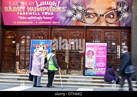 Barry Humphries Farewell tour "Eat, Pray, lachen" im London Palladium. Stockfoto