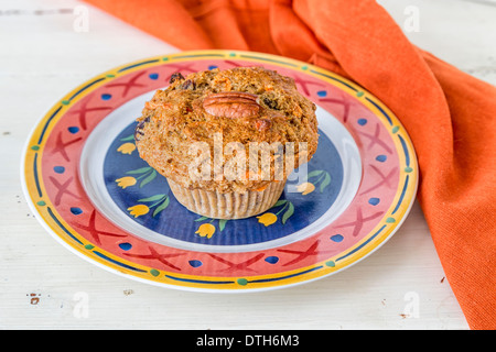 Eine hausgemachte Pecan Karotten Muffin auf einer dekorativen Platte. Stockfoto