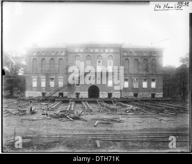 1922 wurde das Herron Gymnasium an der Miami University an einen neuen Standort verlegt, was einen bedeutenden Moment in der Geschichte der Universität markiert. Dieses Bild zeigt den einzigartigen Prozess der Bewegung großer Strukturen, der zu dieser Zeit ein ungewöhnliches Ereignis war. Die Verlegung unterstreicht die Bedeutung des Gebäudes für den Campus und seine Rolle bei der Entwicklung der Universität. Stockfoto