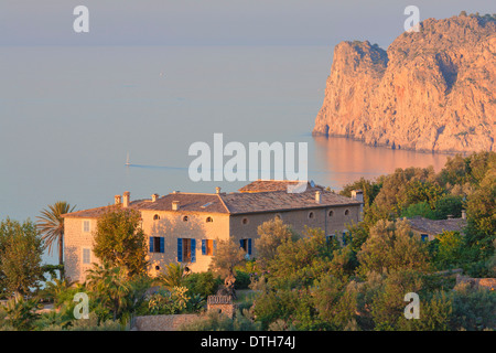 Nordwestküste Mallorcas. Landgut Son Beltran und Cap Gros Kap bei Sonnenuntergang. Deià Bereich. Mallorca, Balearen, Spanien Stockfoto