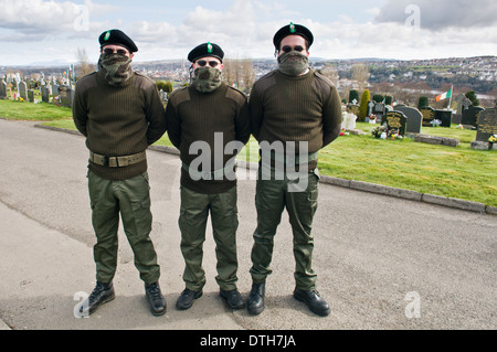 Drei Männer, gekleidet in IRA paramilitärische Uniformen in Derry Friedhof Stockfoto