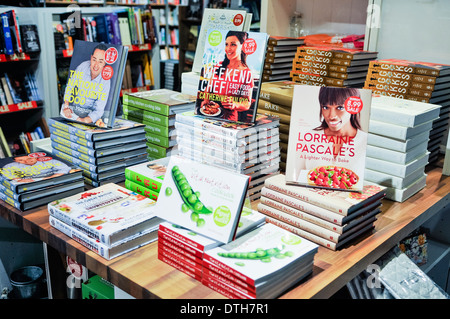 Auswahl an Kochbüchern, die in einem Buchladen angeboten werden, darunter von Lorraine Pascale, Neven Maguire und Catherine Fulvio Stockfoto