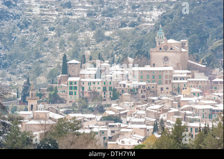 Valldemossa Stadt im Winter. 15. Jahrhundert Cartuja-Kloster (oben). Kirche aus dem 13. Jahrhundert (unten). Mallorca, Balearen, Spanien Stockfoto