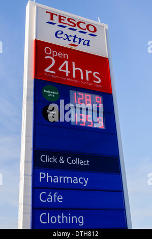 Tesco Extra 24 Stunden Tankstelle, mit Preisen von 128,9 für bleifrei, und 135.9 für diesel Stockfoto
