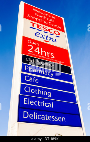 Tesco Extra 24 Stunden Zeichen mit Apotheke, Cafe (falsch geschrieben), Bekleidung, elektrische und Feinkost Stockfoto