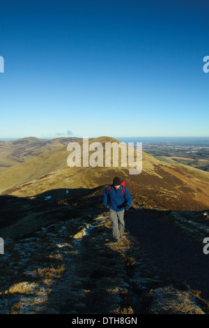 Ein Walker Klettern Carnethy Hügel mit Blick auf Turnhouse Hill und Edinburgh von Carnethy Hill, The Pentland Hills, Lothian Stockfoto