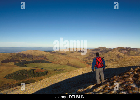 Ein Walker Klettern Turnhouse Hügel mit Blick auf Glencorse, Caerketton und Carnethy Hill, The Pentland Hills, Lothian Stockfoto