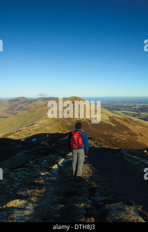 Ein Walker Klettern Carnethy Hügel mit Blick auf Turnhouse Hill und Edinburgh von Carnethy Hill, The Pentland Hills, Lothian Stockfoto