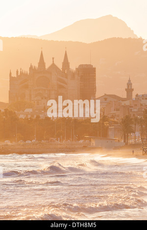 13. Jahrhundert Kathedrale von Palma de Mallorca. Ostfassade bei Sonnenuntergang. Blick vom Strand von Can Pere Antoni. Balearen, Spanien Stockfoto