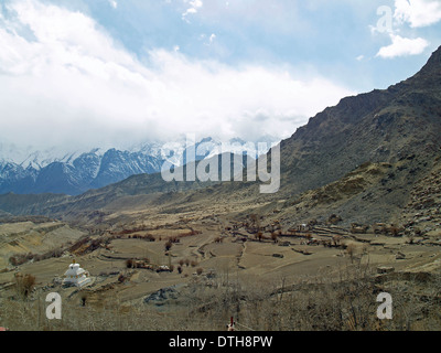 Eine weiße Stupa sitzt unterhalb der Berge des Himalaya in Ladakh, Indien Stockfoto