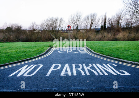 Kein Parkplatz Zeichen und Straßenmarkierung Stockfoto