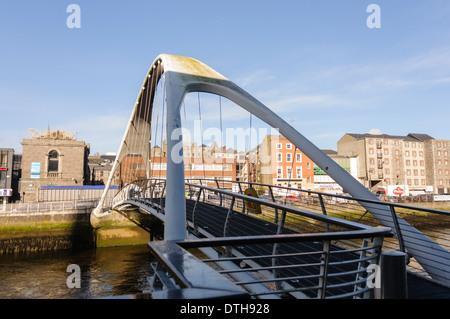 Fußgängerbrücke über den Fluss Boyne, Drogheda Stockfoto