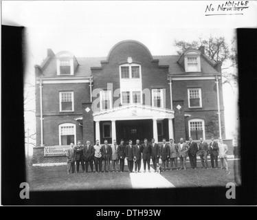 Dieses Gruppenporträt aus dem Jahr 1913 zeigt Studenten vor dem Haus der Bruderschaft Phi Delta Theta an der Miami University. Das Foto zeigt das Campusleben des frühen 20. Jahrhunderts und die griechische Organisationstradition an der Universität. Stockfoto
