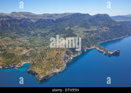 Nordwestküste Mallorcas. Cala Deià und Foradada Halbinsel, Deià Bereich. Puig des Teix, Tramuntana-Berge. Balearen, Spanien Stockfoto